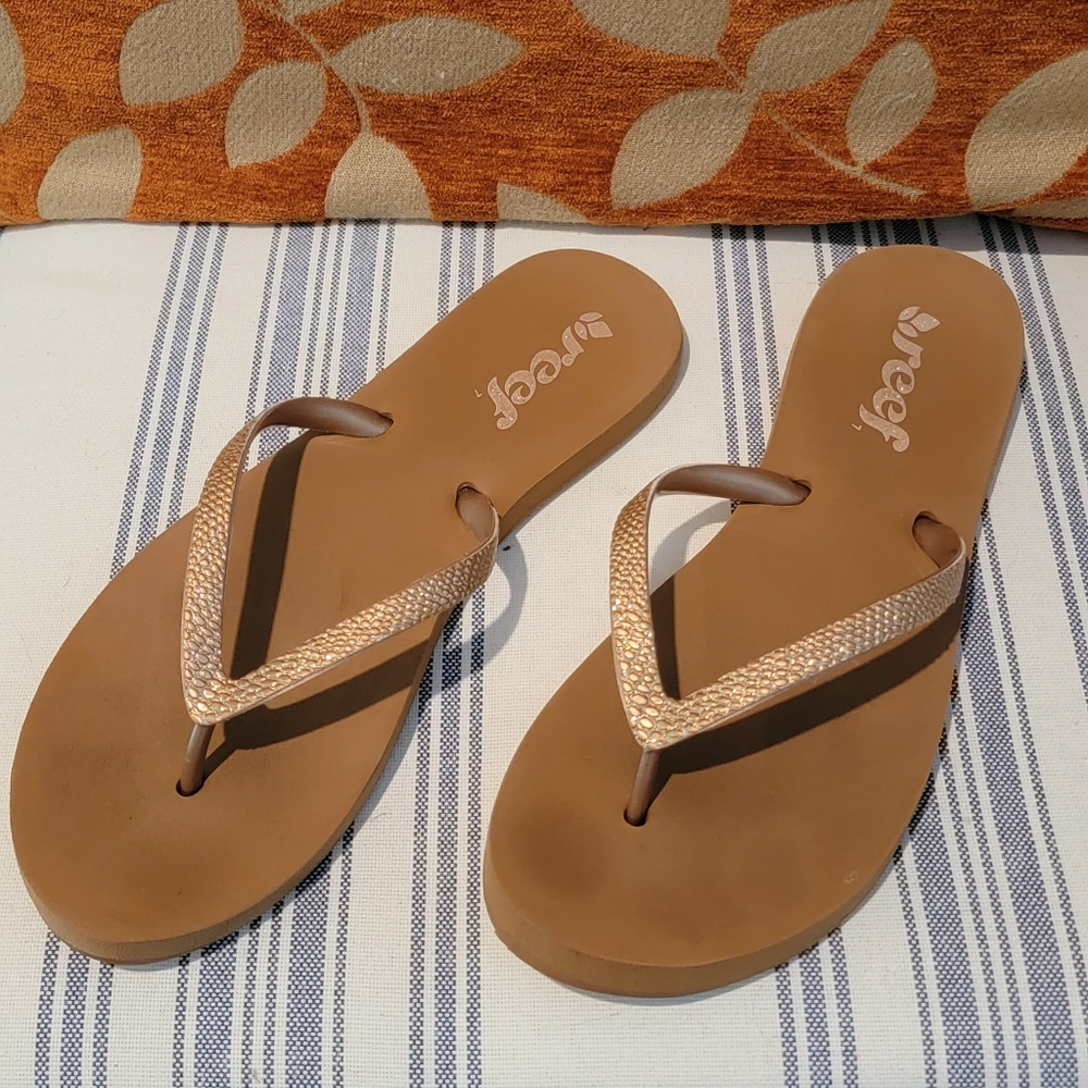 Reef sz 7 sexy gold flip flops!